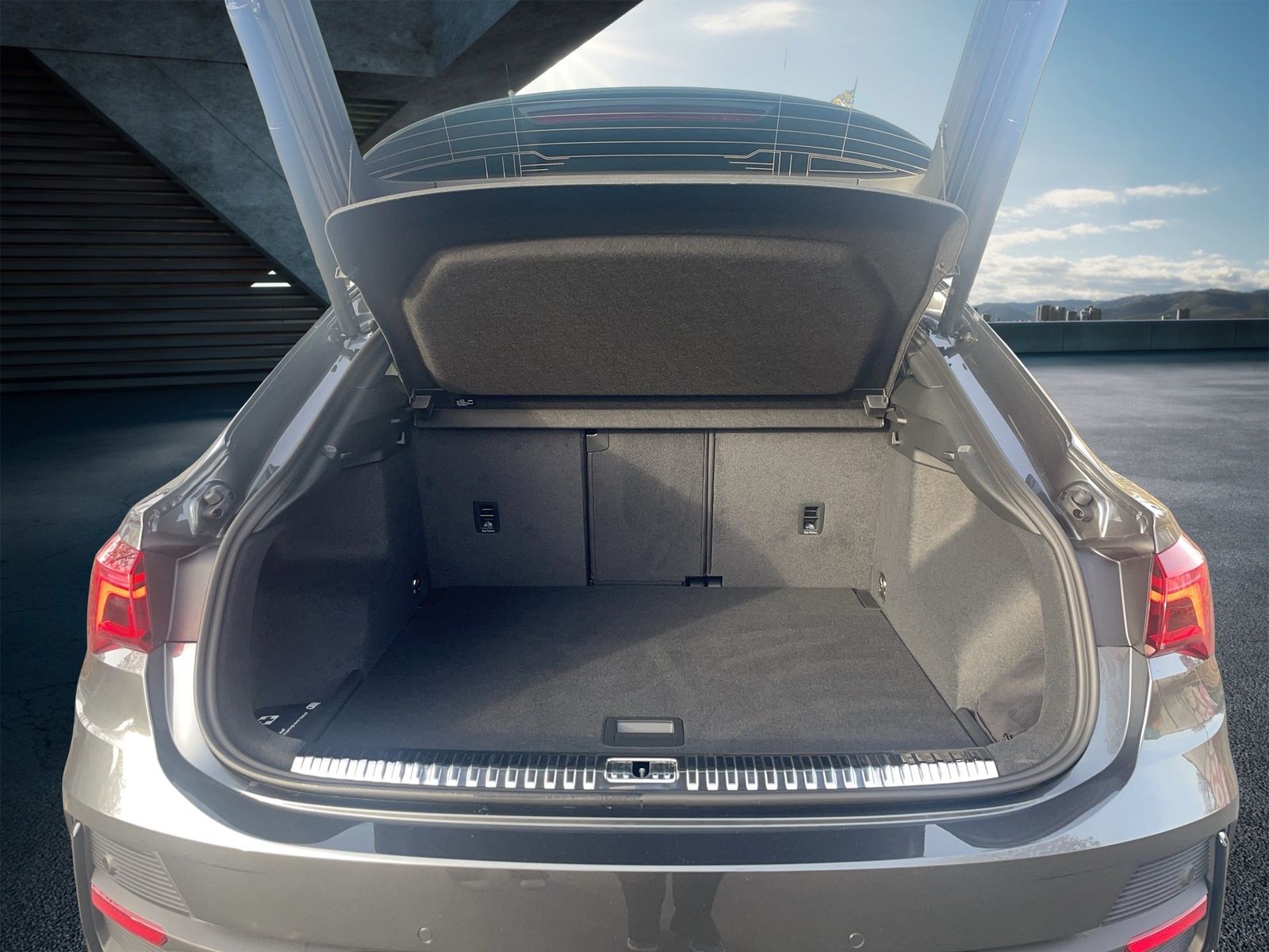 Fahrzeugabbildung Audi Q3 Sportback 40TFSI S-Line Matrix|AHK|Pano