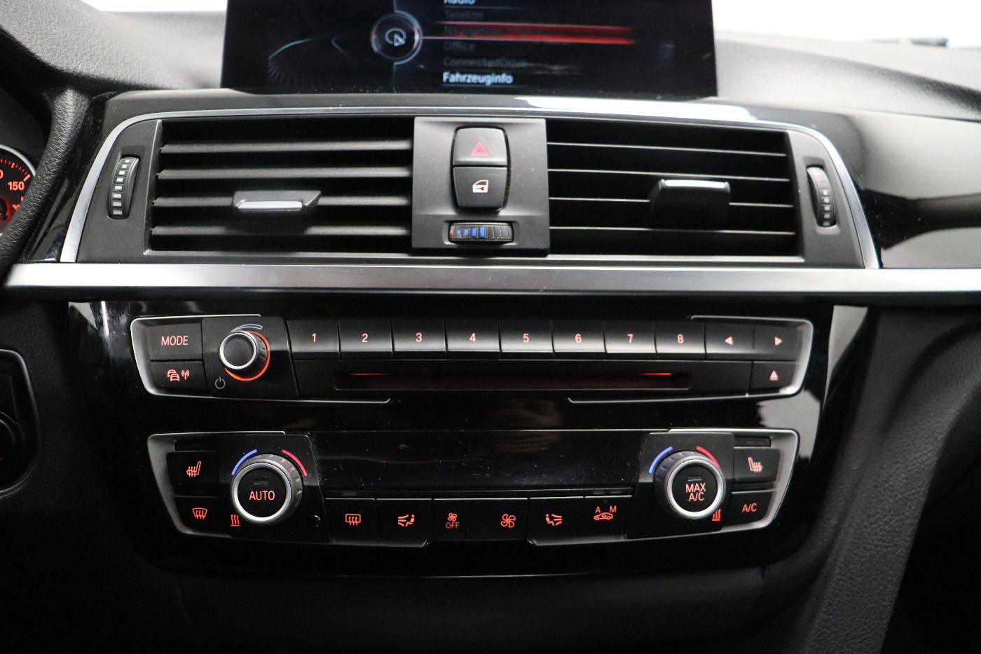 Fahrzeugabbildung BMW 330 d Touring xDrive Sport Line LED|Navi|KlimaA