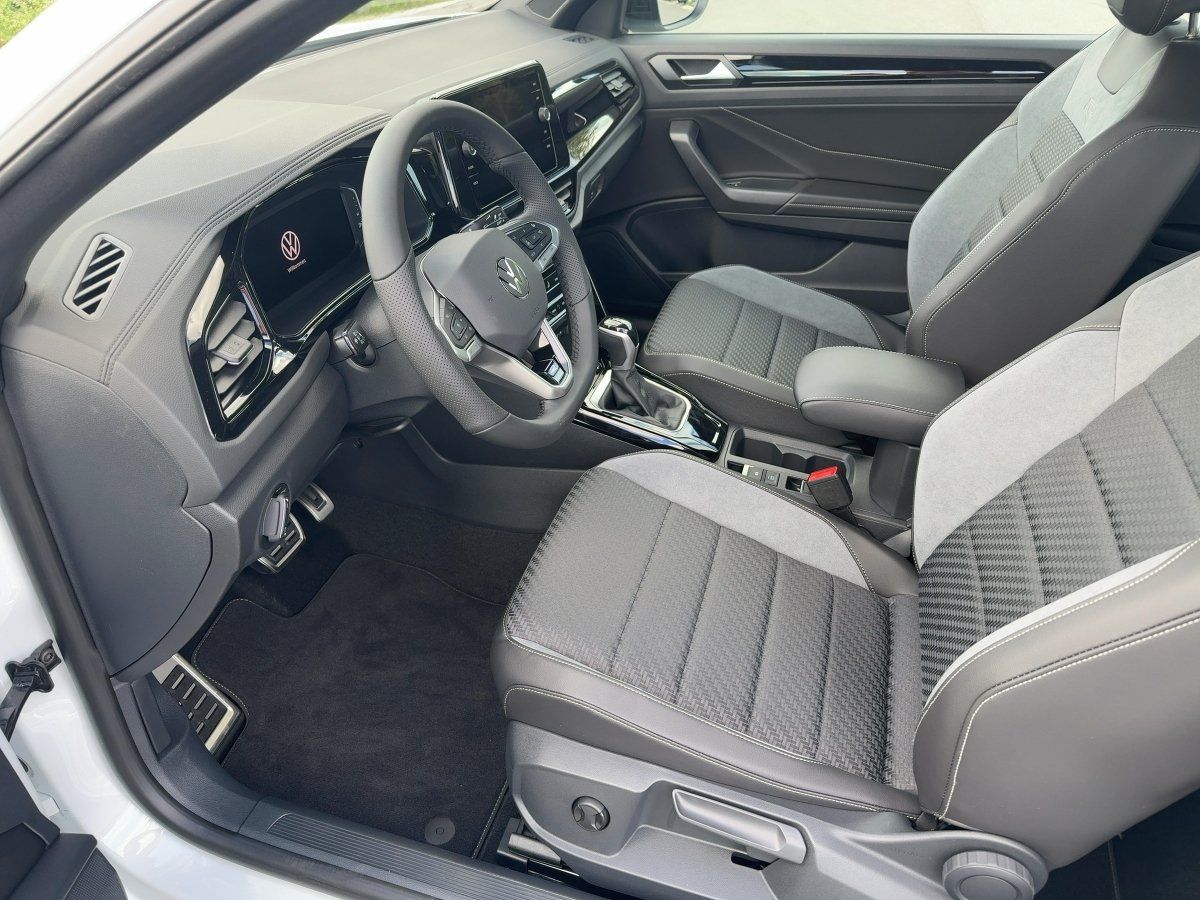 Fahrzeug autohaus mense Fahrzeugabbildung Volkswagen T-Roc Cabriolet R-Line 1.5 l TSI OPF DSG Matrix, - mit KI generiert/bearbeitet