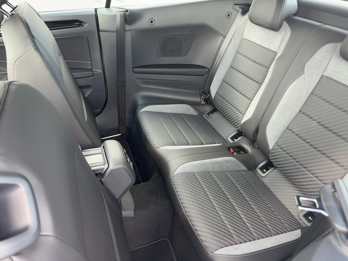 Fahrzeug autohaus mense Fahrzeugabbildung Volkswagen T-Roc Cabriolet R-Line 1.5 l TSI OPF DSG Matrix, - mit KI generiert/bearbeitet
