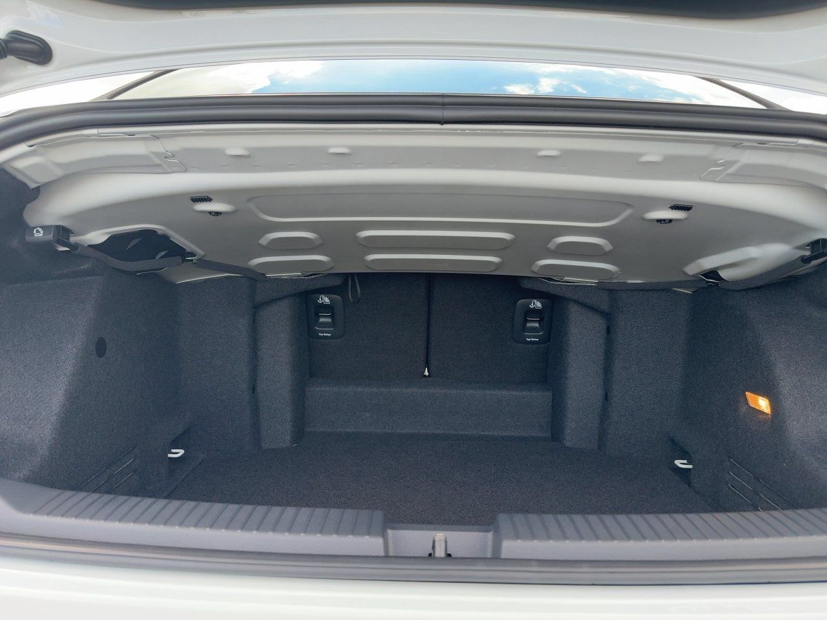 Fahrzeug autohaus mense Fahrzeugabbildung Volkswagen T-Roc Cabriolet R-Line 1.5 l TSI OPF DSG Matrix, - mit KI generiert/bearbeitet