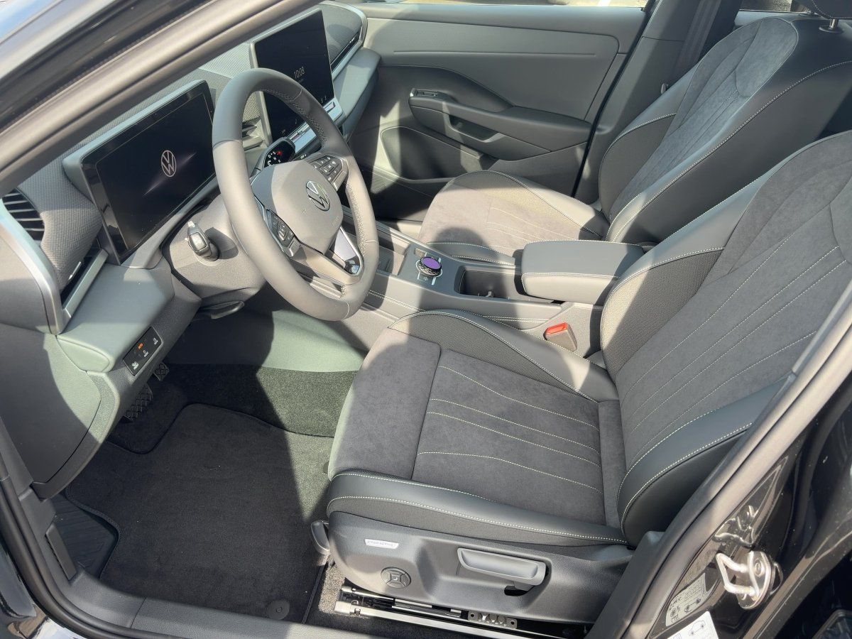Fahrzeug autohaus mense Fahrzeugabbildung Volkswagen T-Roc Style 1.5 l eTSI OPF DSG AHK, GJR, el.Heck - mit KI generiert/bearbeitet
