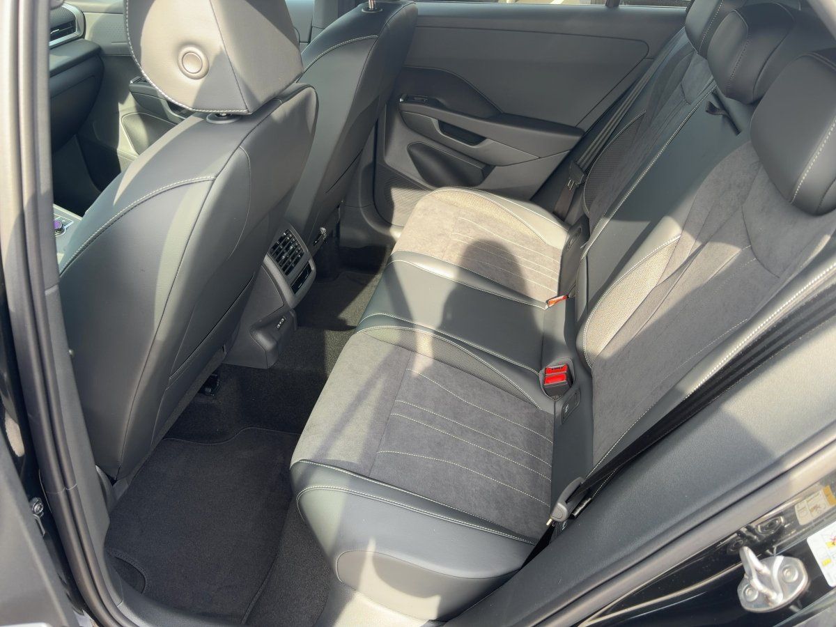 Fahrzeug autohaus mense Fahrzeugabbildung Volkswagen T-Roc Style 1.5 l eTSI OPF DSG AHK, GJR, el.Heck - mit KI generiert/bearbeitet