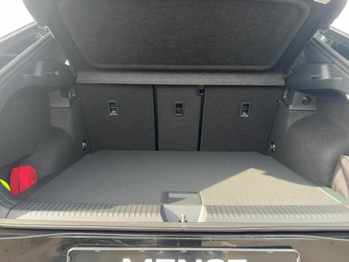 Fahrzeug autohaus mense Fahrzeugabbildung Volkswagen T-Roc Style 1.5 l eTSI OPF DSG AHK, GJR, el.Heck - mit KI generiert/bearbeitet