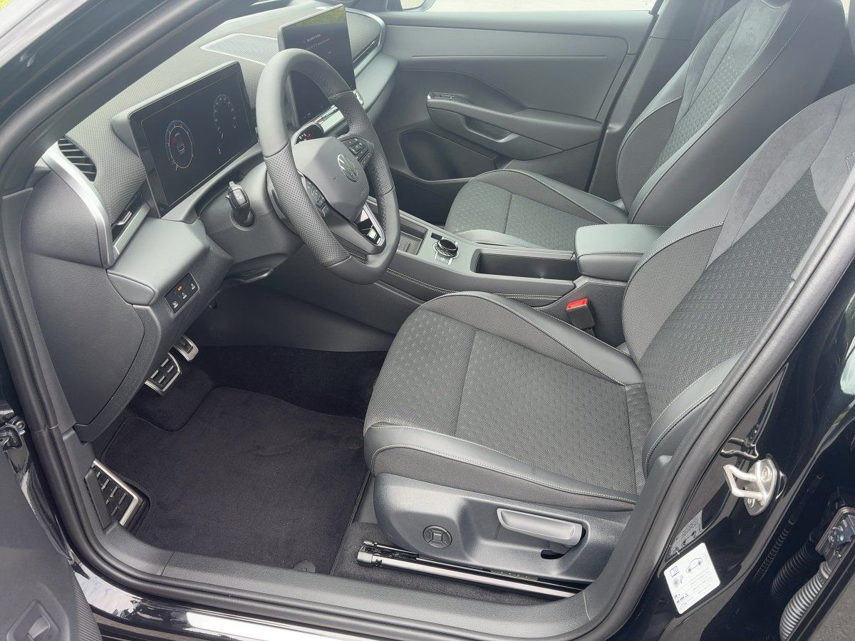 Fahrzeugabbildung Volkswagen T-Roc R-Line 1.5 l eTSI OPF DSG AHK Nav HUD Blac - mit KI generiert/bearbeitet
