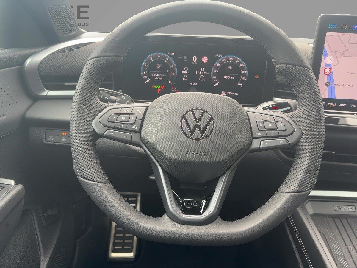 Fahrzeugabbildung Volkswagen T-Roc R-Line 1.5 l eTSI OPF DSG AHK Nav HUD Blac - mit KI generiert/bearbeitet