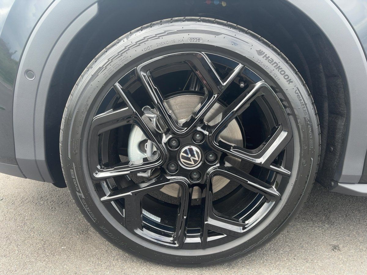 Fahrzeugabbildung Volkswagen T-Roc R-Line 1.5 l eTSI OPF DSG AHK Nav HUD Blac - mit KI generiert/bearbeitet