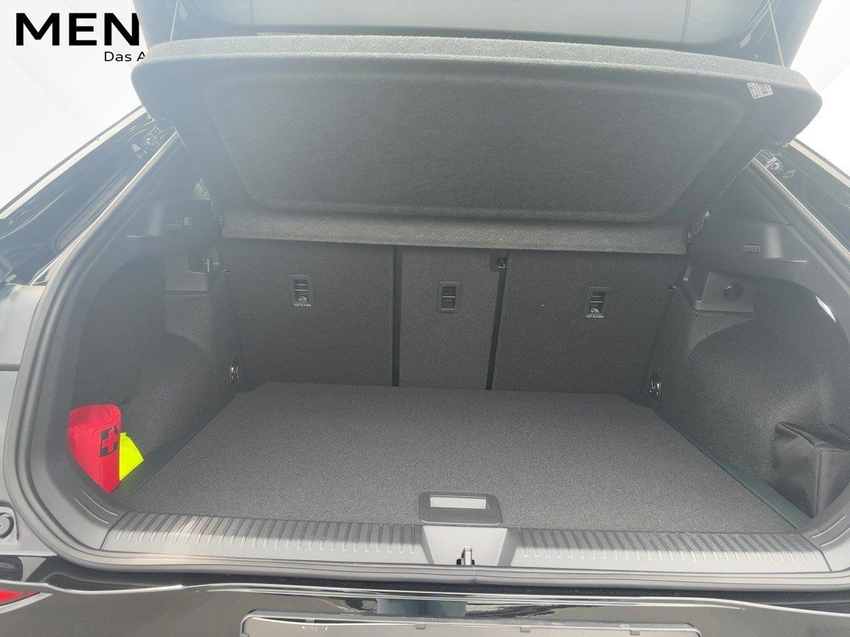 Fahrzeugabbildung Volkswagen T-Roc R-Line 1.5 l eTSI OPF DSG AHK Nav HUD Blac - mit KI generiert/bearbeitet
