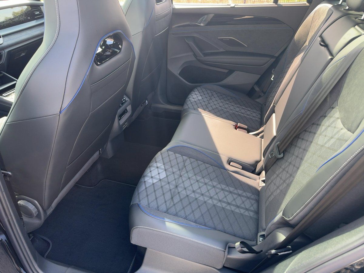 Fahrzeug autohaus mense Fahrzeugabbildung Volkswagen Tayron R-Line 2.0 l TDI 4MOTION DSG AHK,Standhei - mit KI generiert/bearbeitet