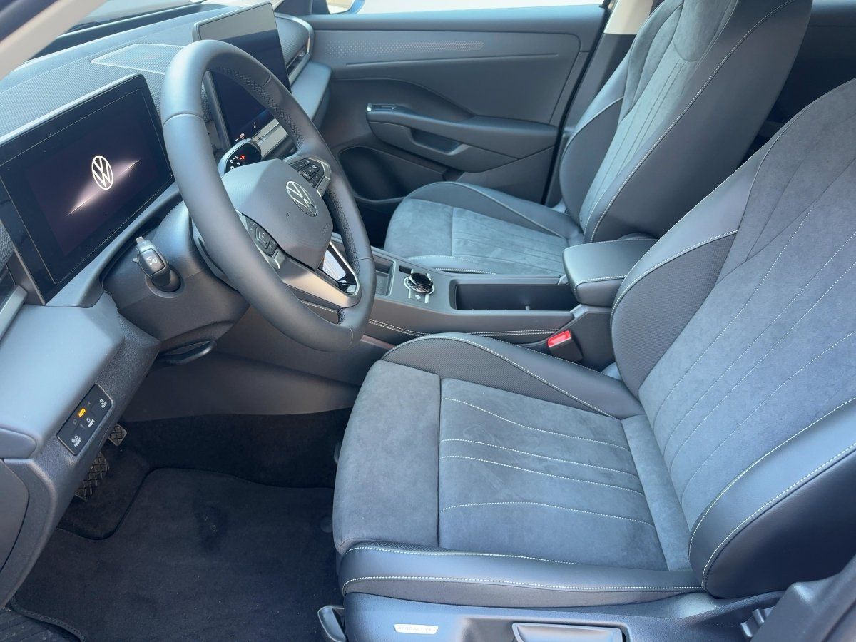 Fahrzeug autohaus mense Fahrzeugabbildung Volkswagen T-Roc Style 1.5 l eTSI OPF DSG AHK Nav IQ.Light - mit KI generiert/bearbeitet