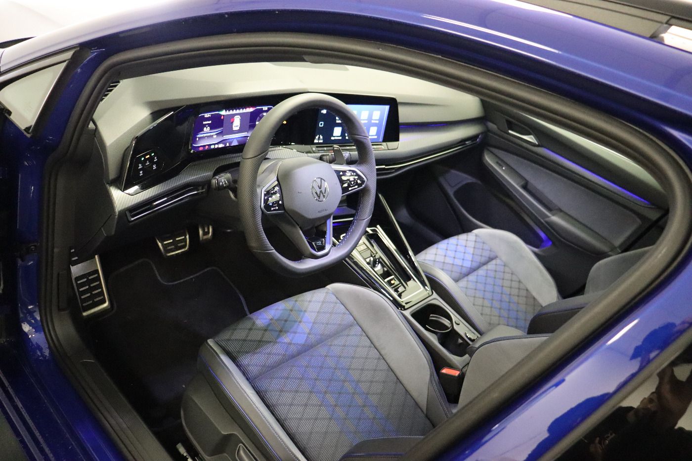 Fahrzeugabbildung Volkswagen Golf VIII Variant R 4Motion DSG IQ.Light|Matrix