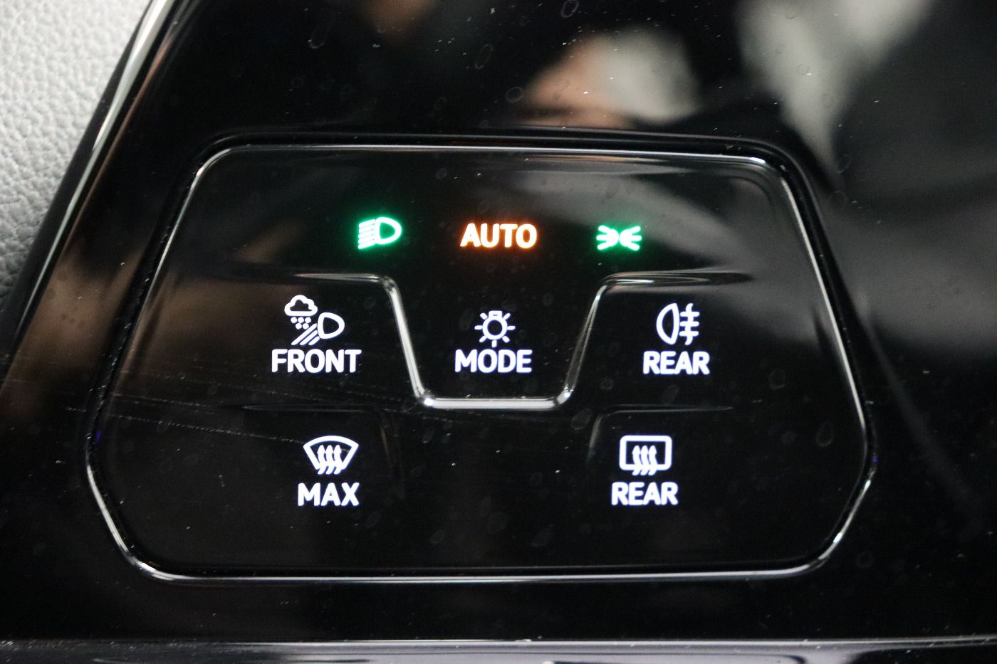 Fahrzeugabbildung Volkswagen Golf VIII Variant R 4Motion DSG IQ.Light|Matrix