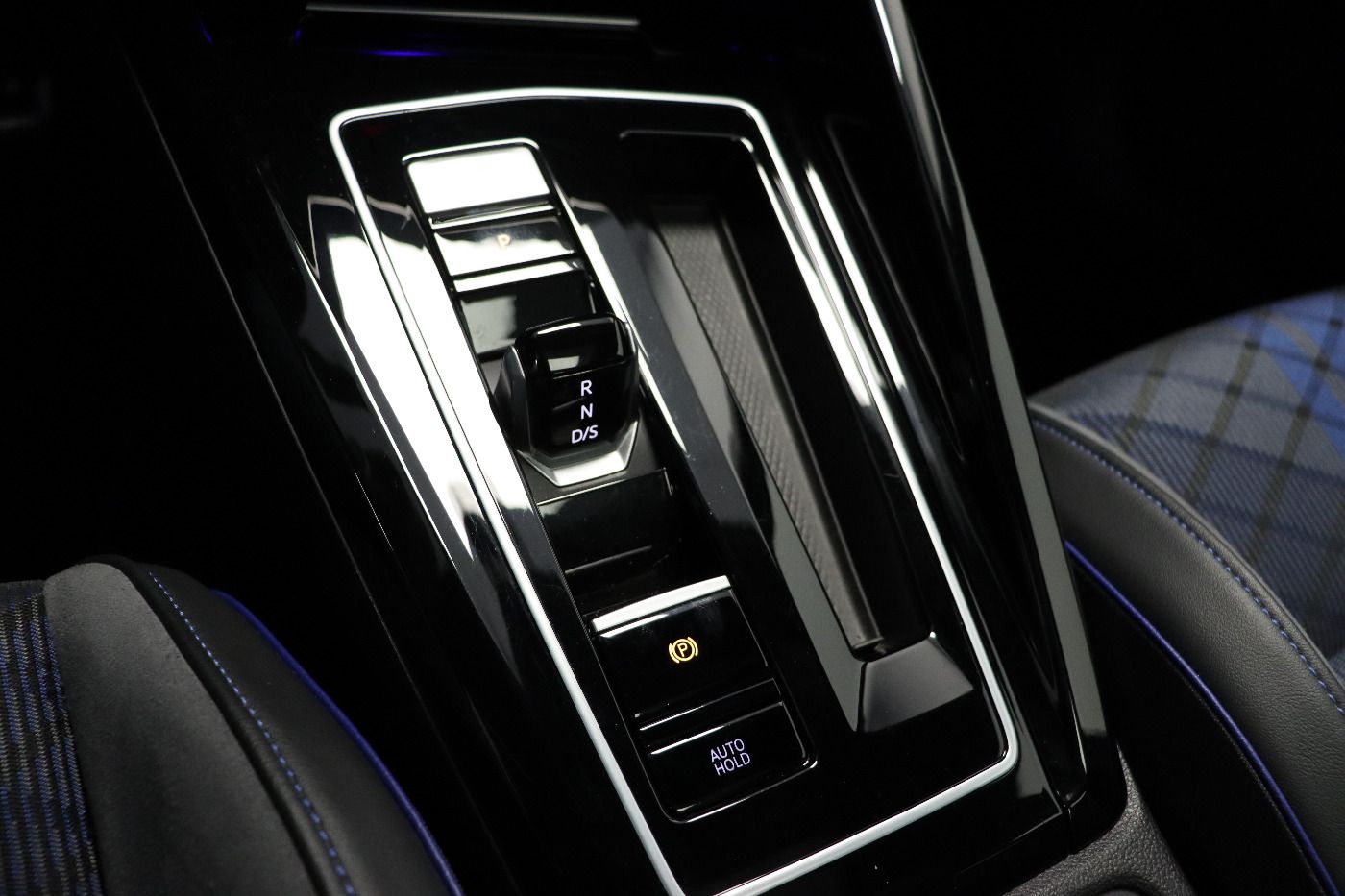 Fahrzeugabbildung Volkswagen Golf VIII Variant R 4Motion DSG IQ.Light|Matrix