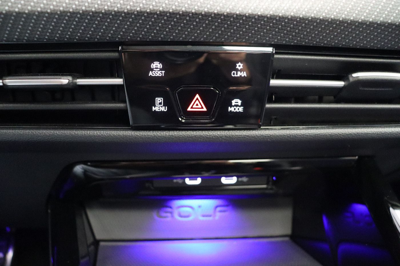 Fahrzeugabbildung Volkswagen Golf VIII Variant R 4Motion DSG IQ.Light|Matrix