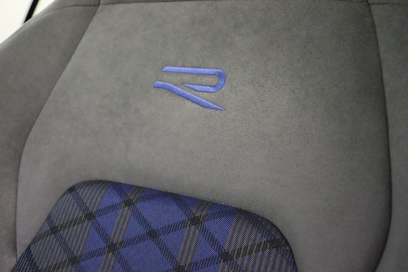 Fahrzeugabbildung Volkswagen Golf VIII Variant R 4Motion DSG IQ.Light|Matrix