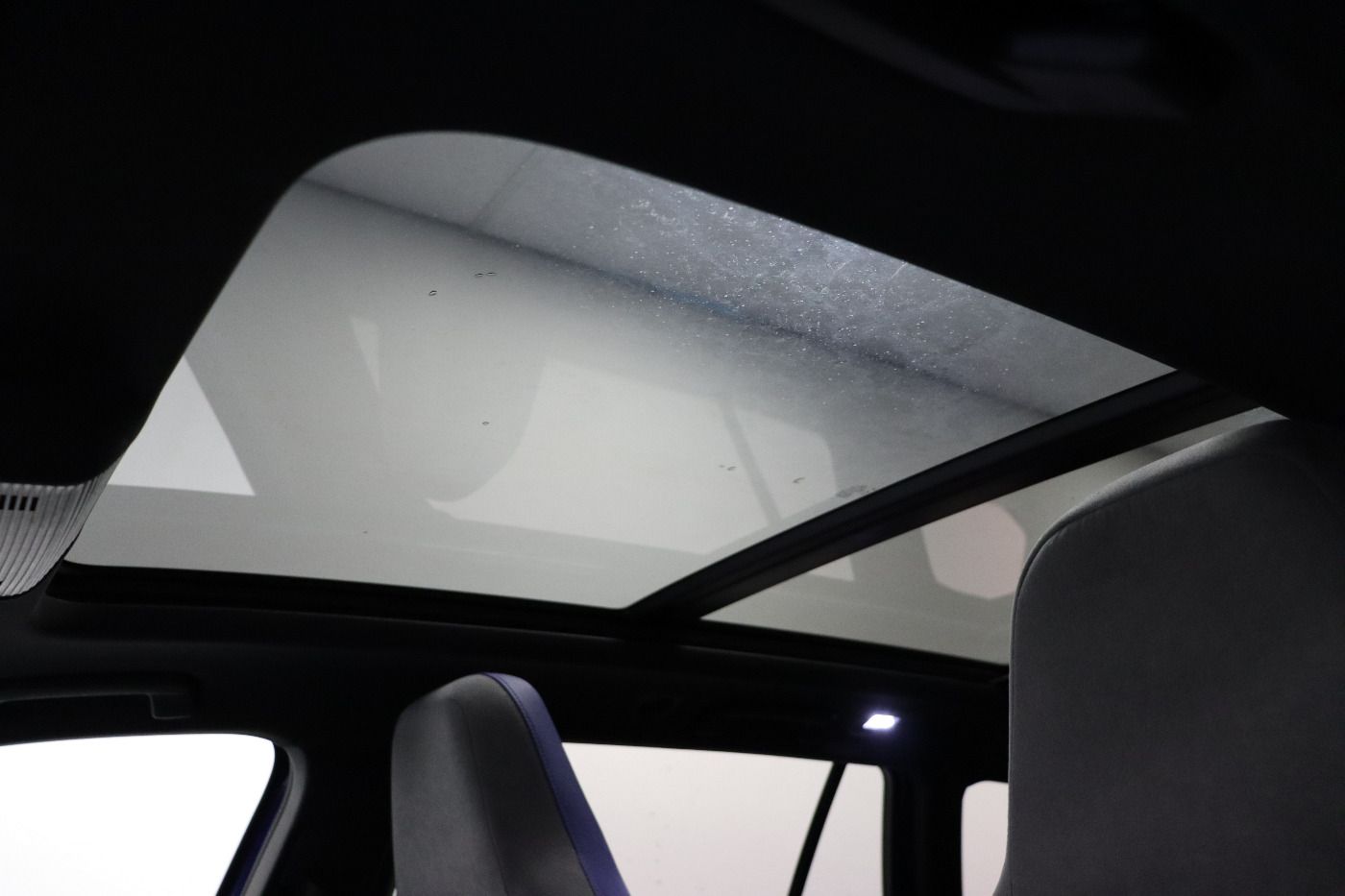 Fahrzeugabbildung Volkswagen Golf VIII Variant R 4Motion DSG IQ.Light|Matrix