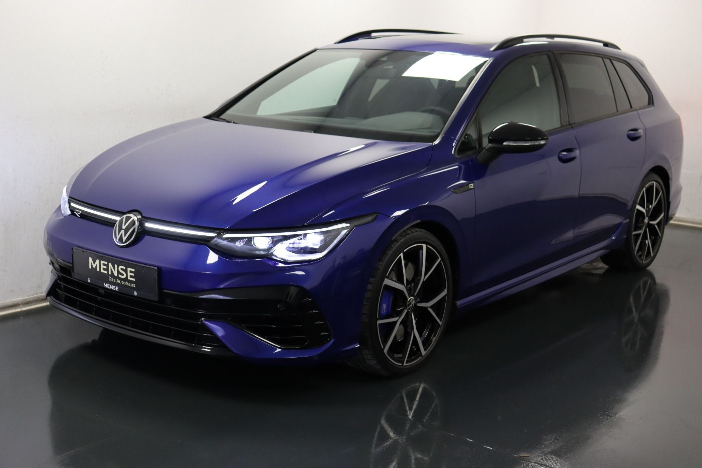 Fahrzeugabbildung Volkswagen Golf VIII Variant R 4Motion DSG IQ.Light|Matrix