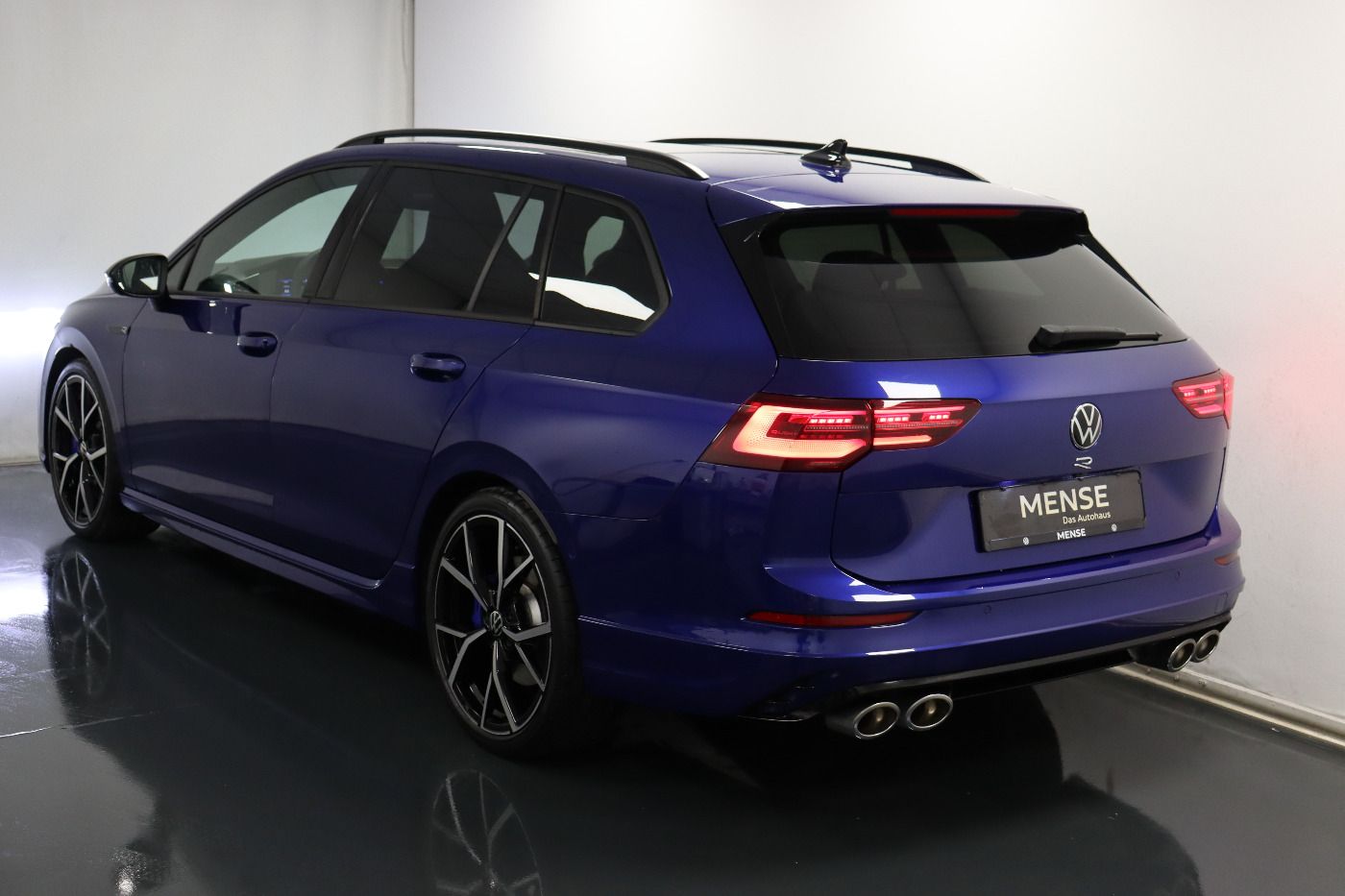 Fahrzeugabbildung Volkswagen Golf VIII Variant R 4Motion DSG IQ.Light|Matrix