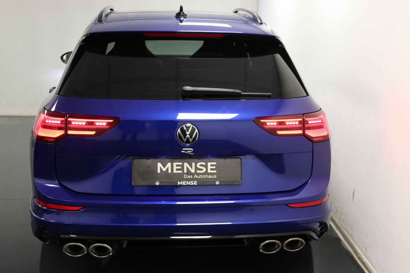 Fahrzeugabbildung Volkswagen Golf VIII Variant R 4Motion DSG IQ.Light|Matrix