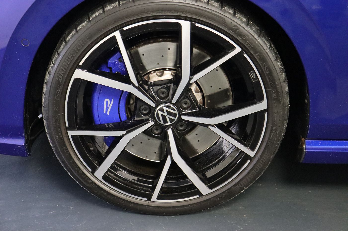 Fahrzeugabbildung Volkswagen Golf VIII Variant R 4Motion DSG IQ.Light|Matrix