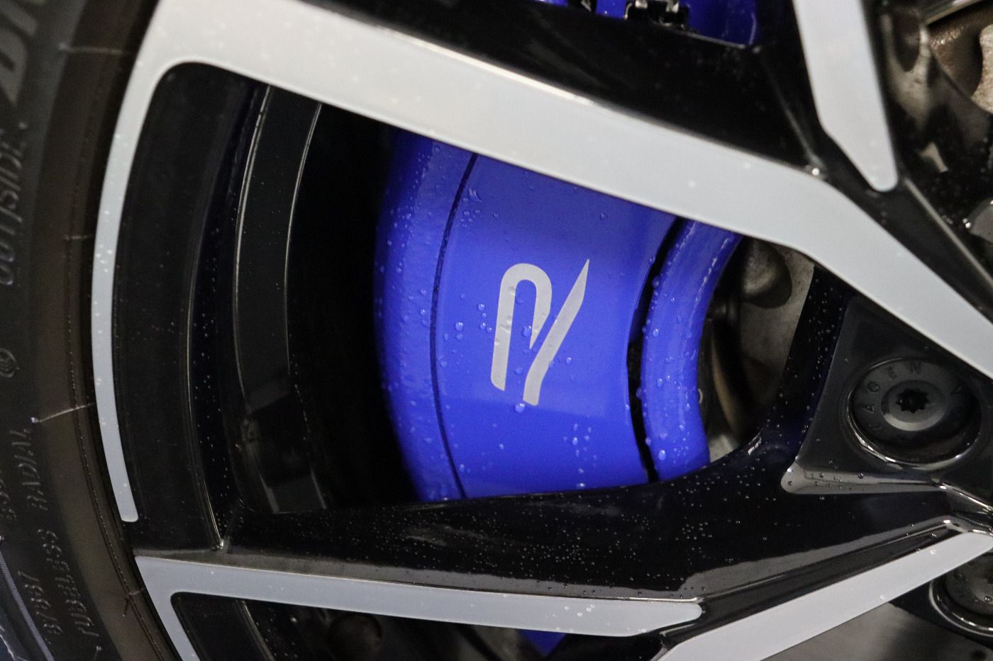 Fahrzeugabbildung Volkswagen Golf VIII Variant R 4Motion DSG IQ.Light|Matrix