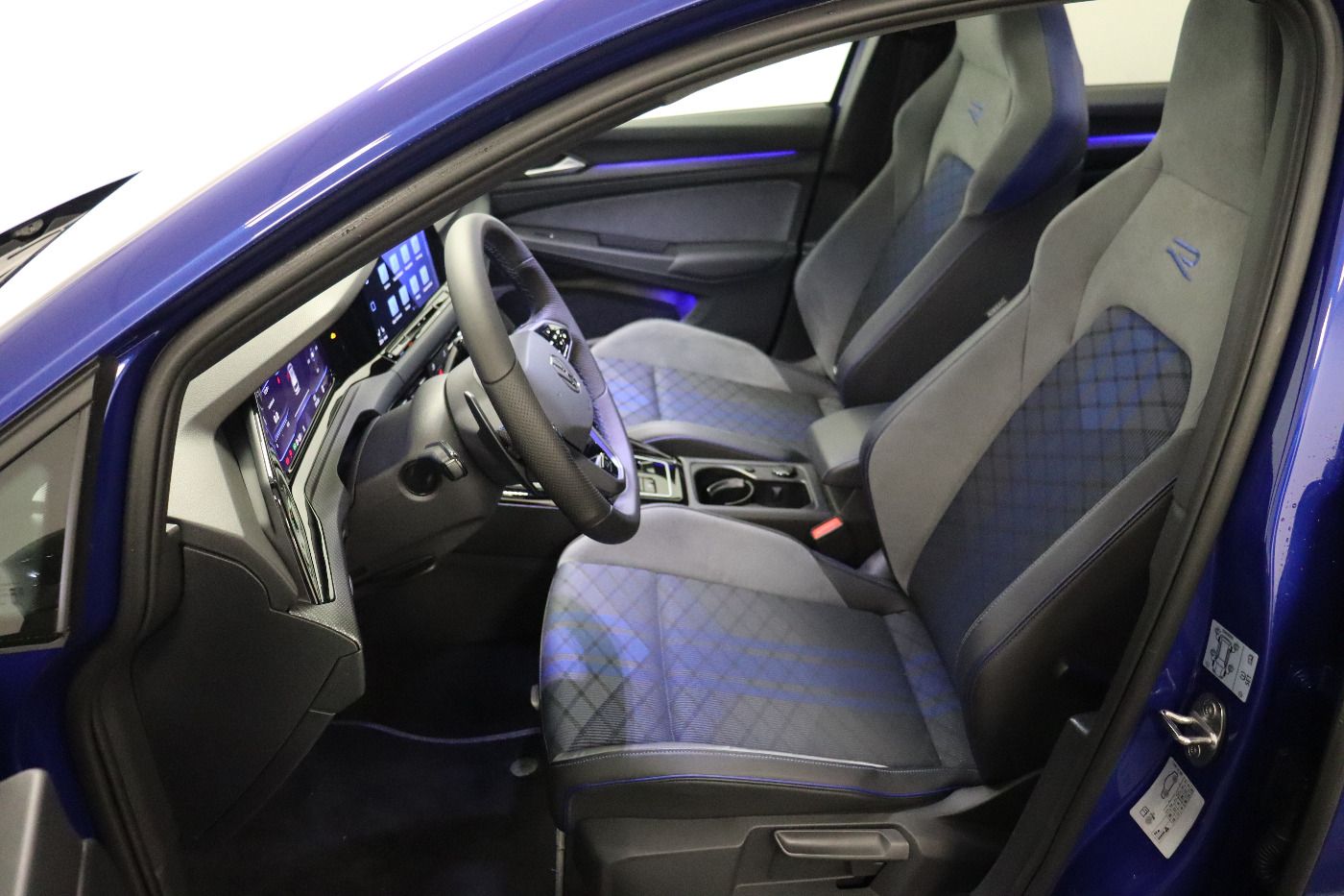 Fahrzeugabbildung Volkswagen Golf VIII Variant R 4Motion DSG IQ.Light|Matrix