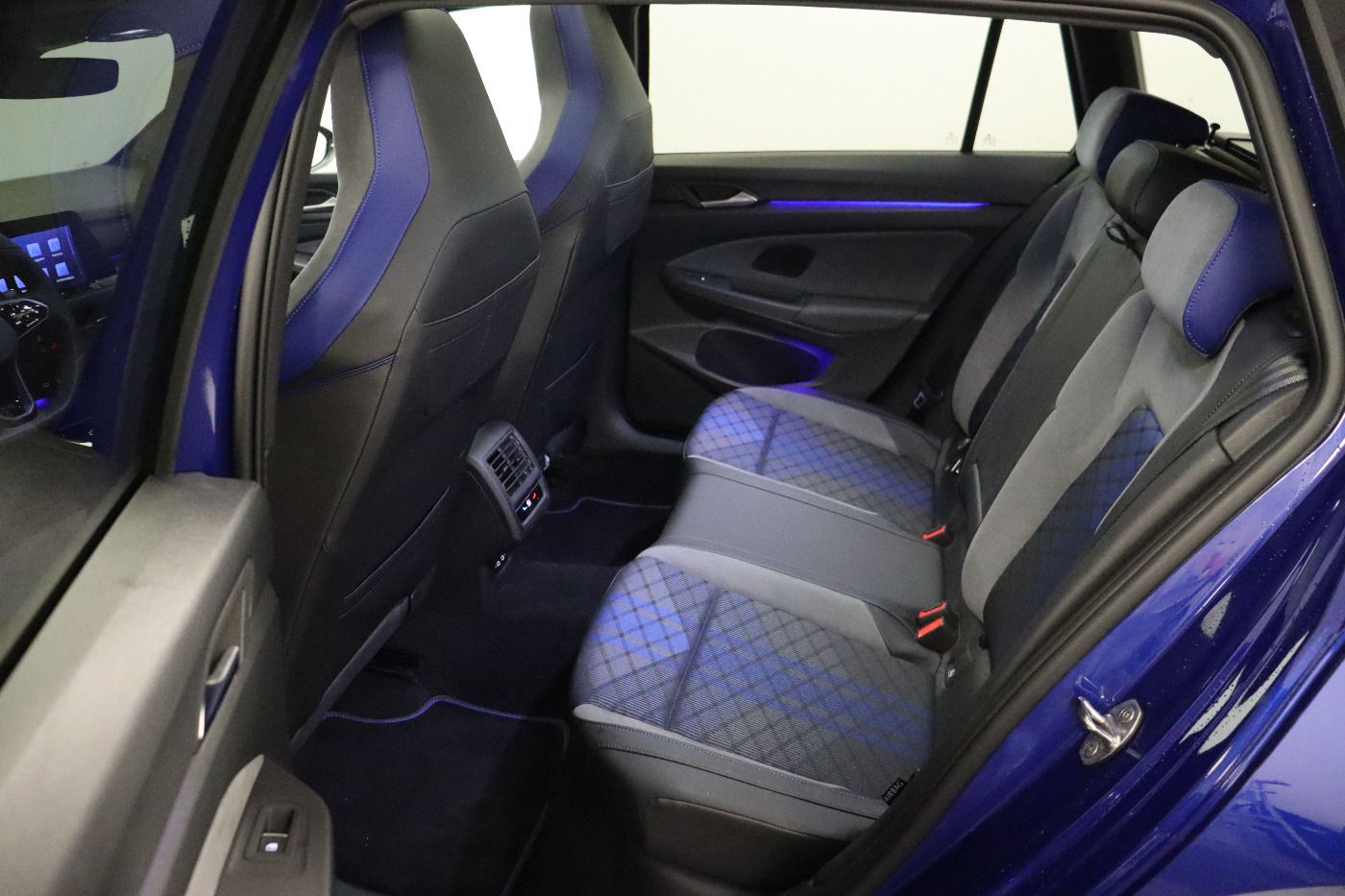 Fahrzeugabbildung Volkswagen Golf VIII Variant R 4Motion DSG IQ.Light|Matrix