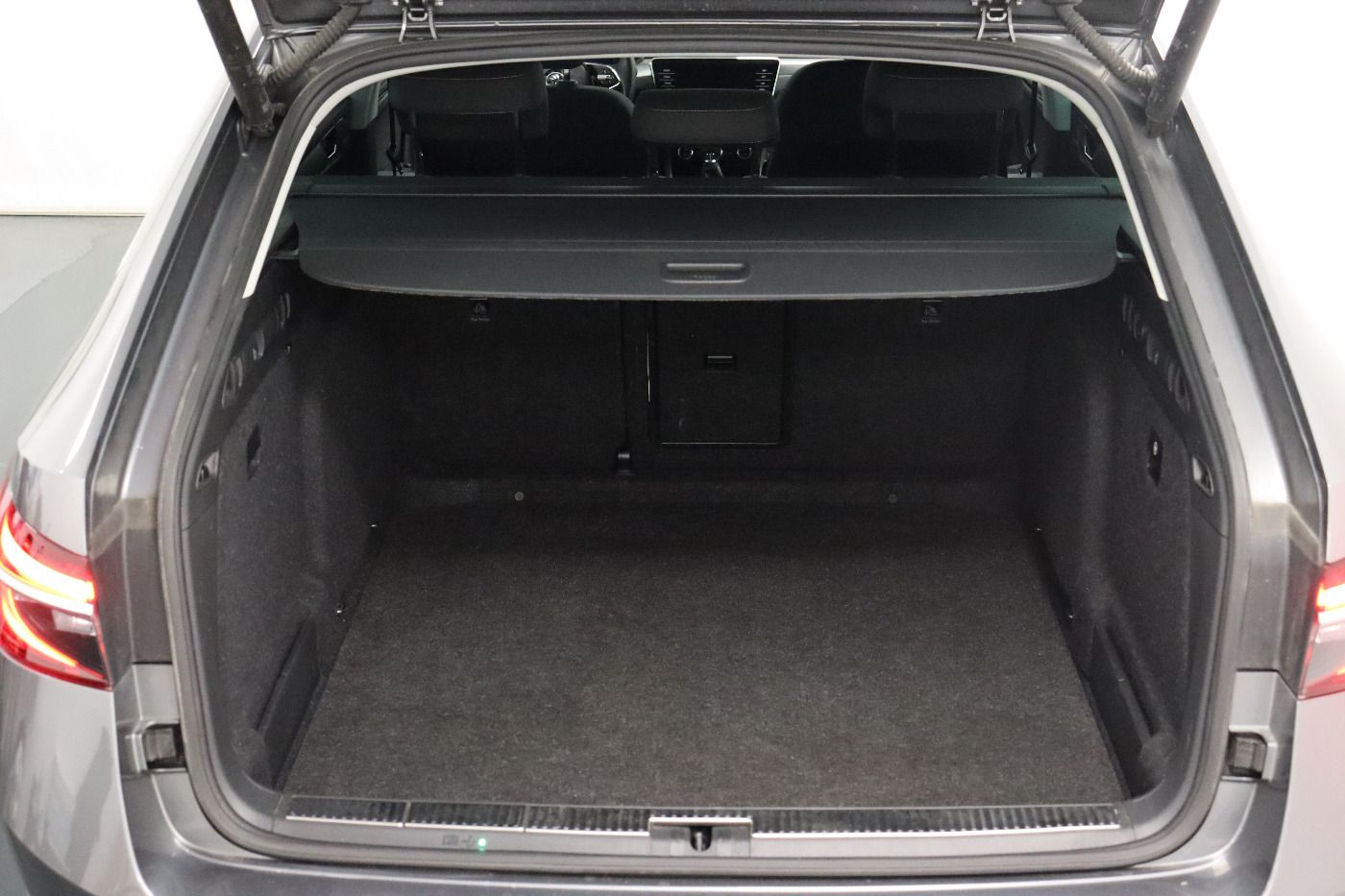 Fahrzeugabbildung SKODA Superb Combi 2.0 TDI DSG Style AHK|ACC|LED|Navi|