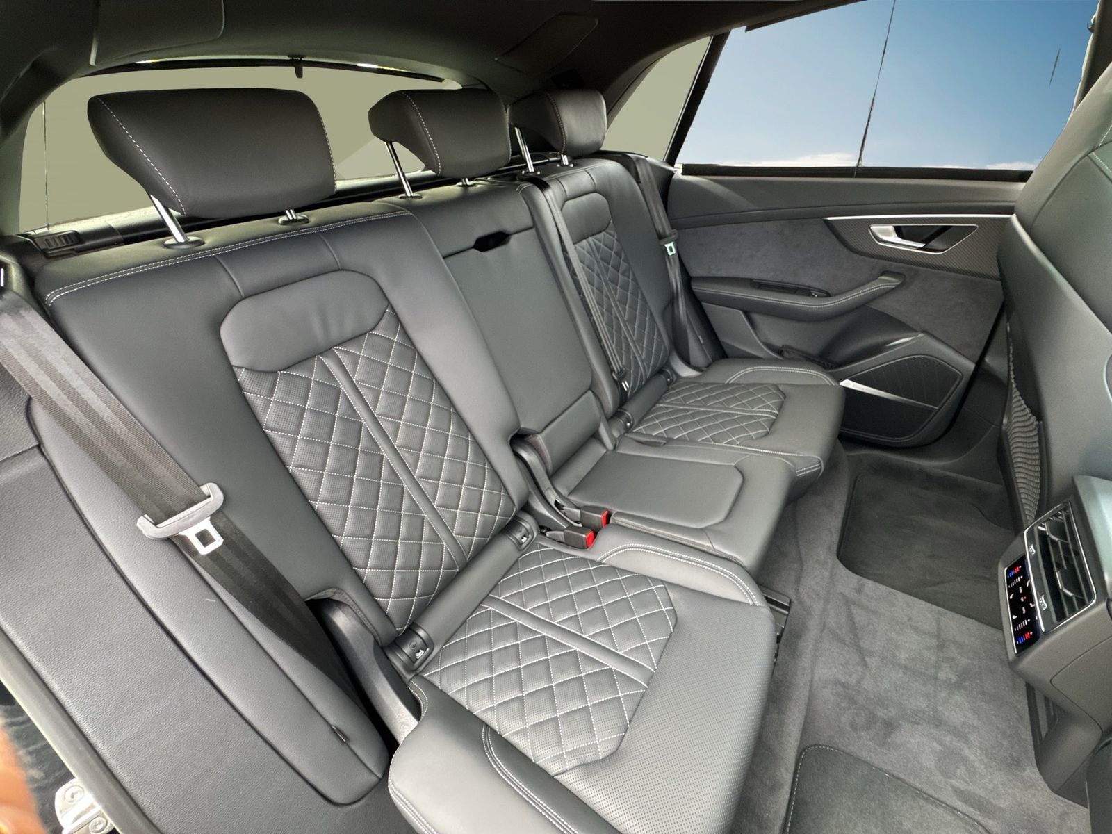 Fahrzeugabbildung Audi SQ8 TFSI SUV tiptronic Matrix|B&O|AHK|HUD