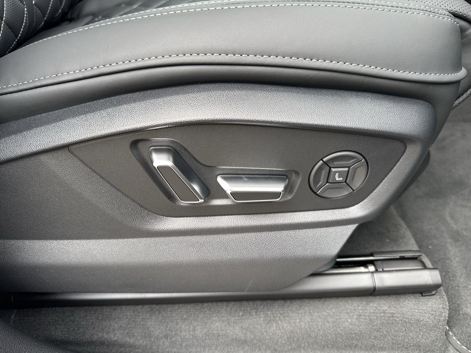 Fahrzeugabbildung Audi SQ8 TFSI SUV tiptronic Matrix|B&O|AHK|HUD