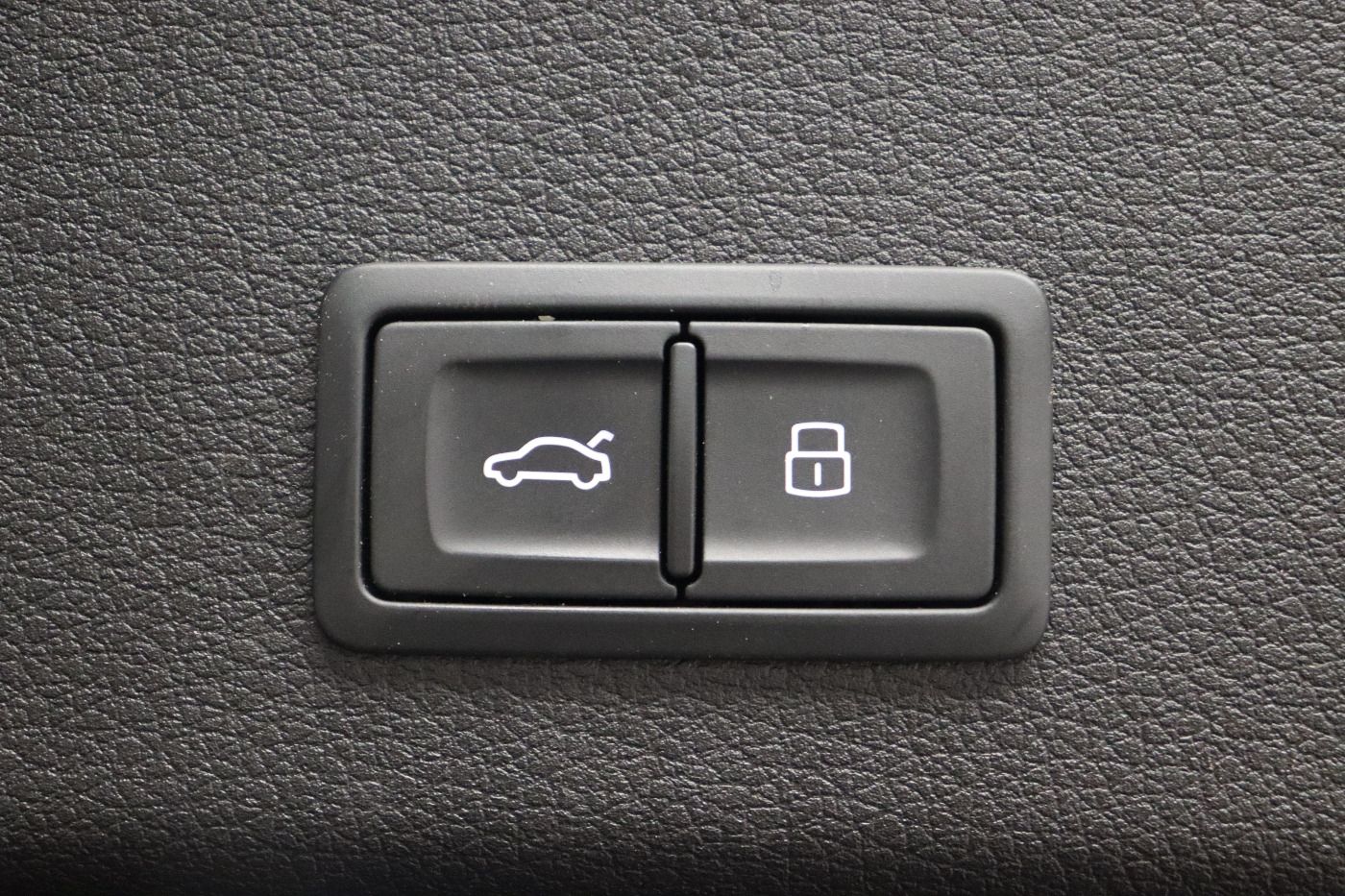 Fahrzeugabbildung Audi e-tron 55 quattro S line Matrix|AHK|HUD|Luft|ACC