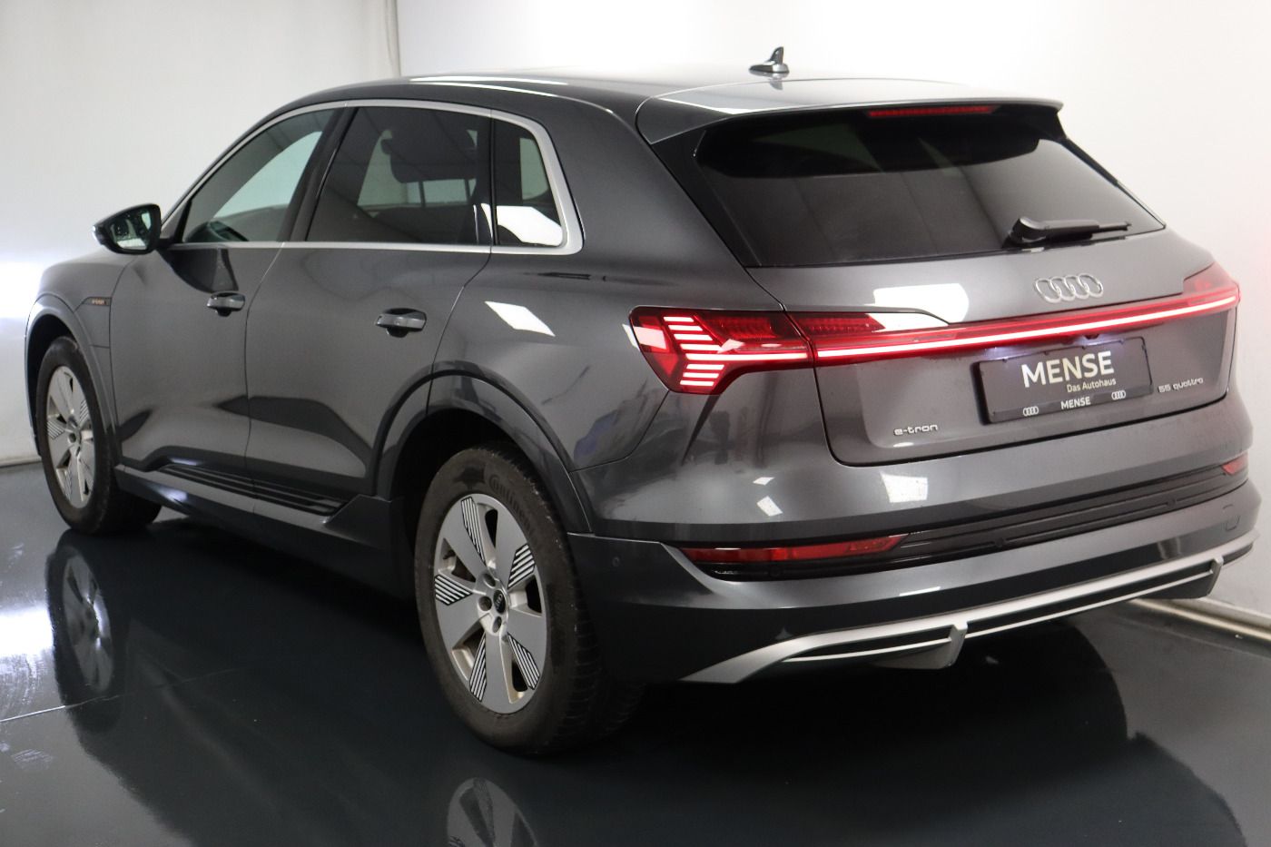 Fahrzeugabbildung Audi e-tron 55 quattro S line Matrix|AHK|HUD|Luft|ACC