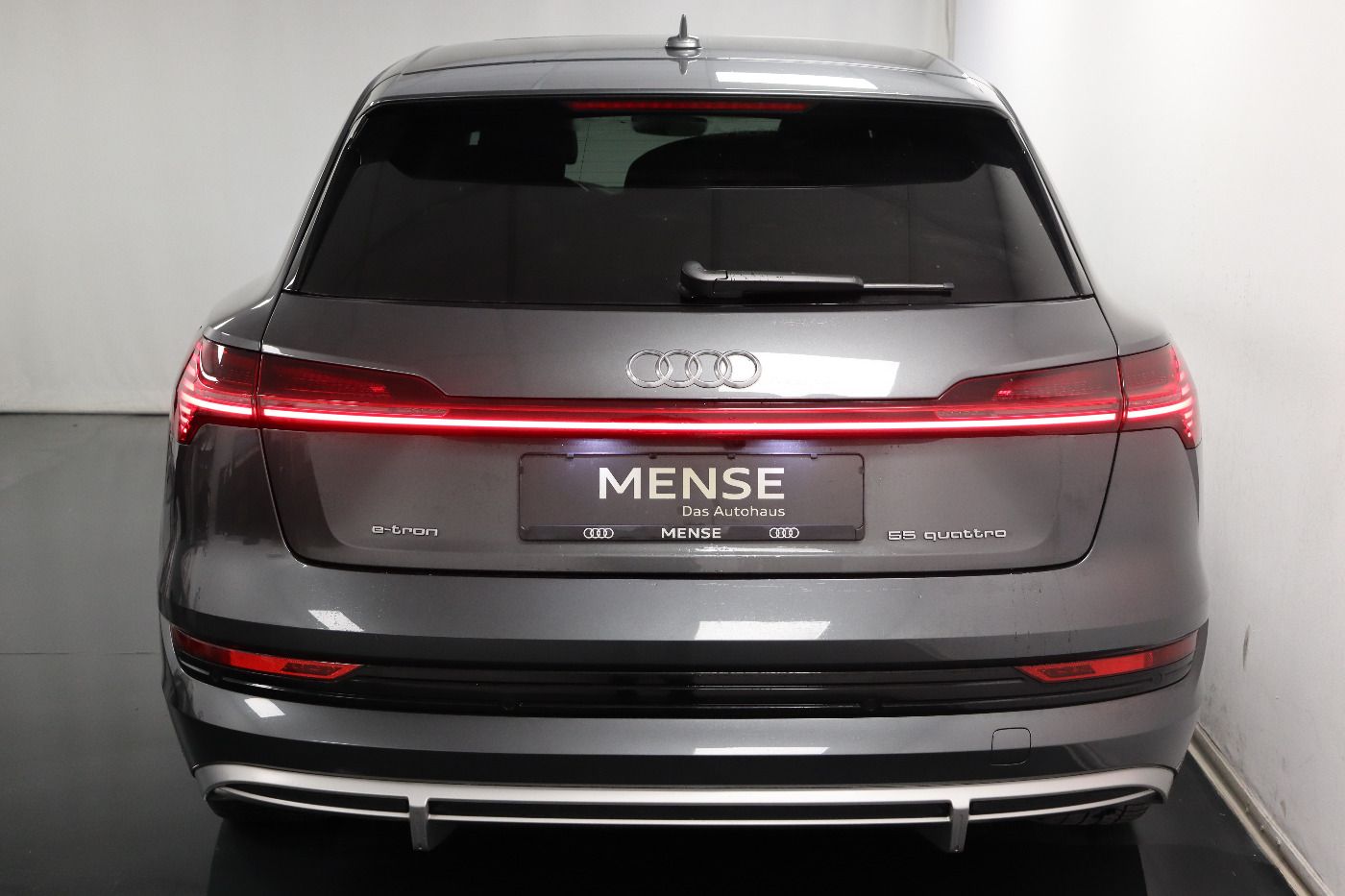 Fahrzeugabbildung Audi e-tron 55 quattro S line Matrix|AHK|HUD|Luft|ACC