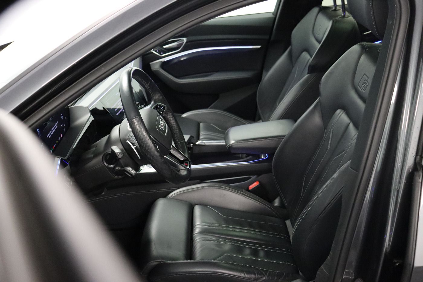 Fahrzeugabbildung Audi e-tron 55 quattro S line Matrix|AHK|HUD|Luft|ACC