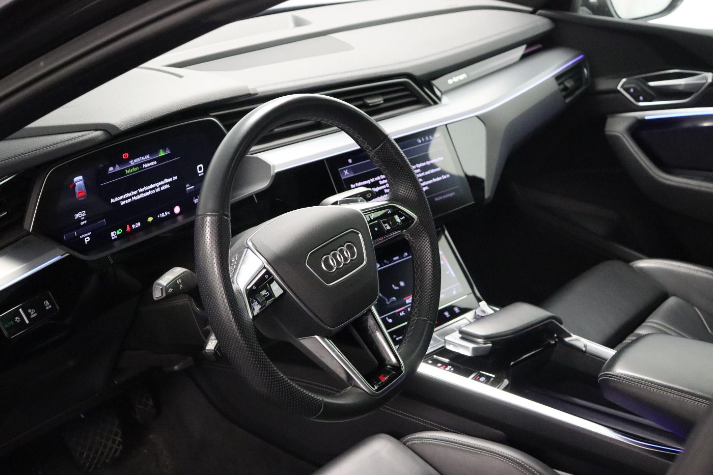 Fahrzeugabbildung Audi e-tron 55 quattro S line Matrix|AHK|HUD|Luft|ACC