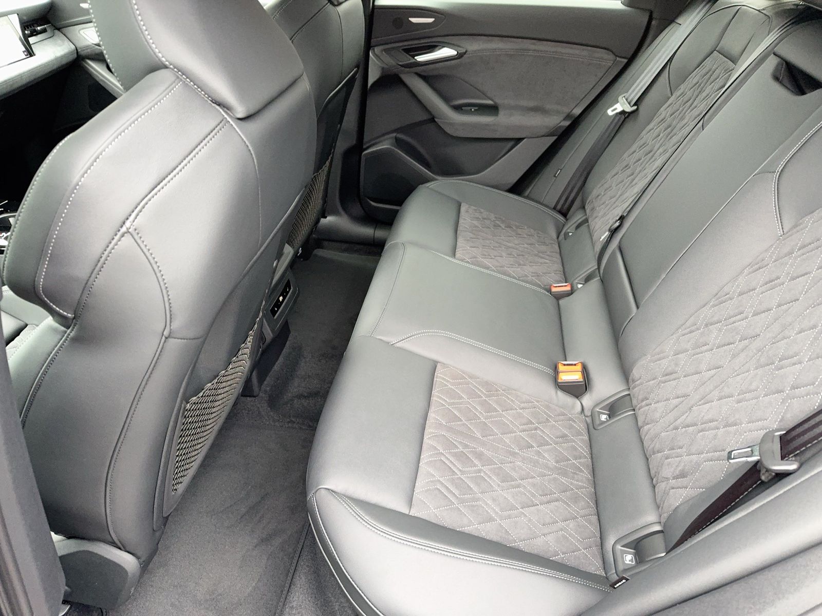 Fahrzeugabbildung Audi Q6 SUV e-tron quattro 285 kW B&O|AHK|HUD|Luft|LM