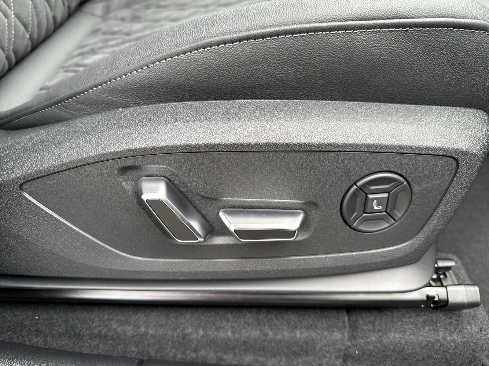 Fahrzeugabbildung Audi Q6 SUV e-tron quattro 285 kW B&O|AHK|HUD|Luft|LM