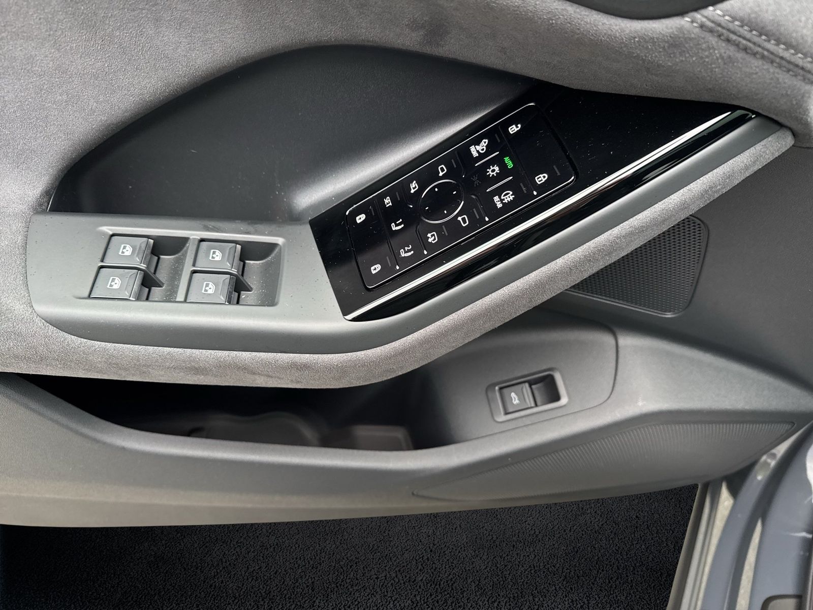 Fahrzeugabbildung Audi Q6 SUV e-tron quattro 285 kW B&O|AHK|HUD|Luft|LM