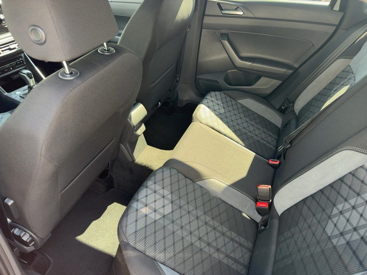 Fahrzeugabbildung Volkswagen Polo 1.0 TSI DSG R-Line Pano Navi Keyless Kamera