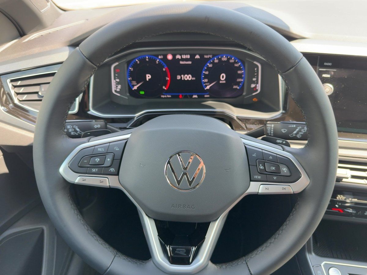 Fahrzeugabbildung Volkswagen Polo 1.0 TSI DSG R-Line Pano Navi Keyless Kamera