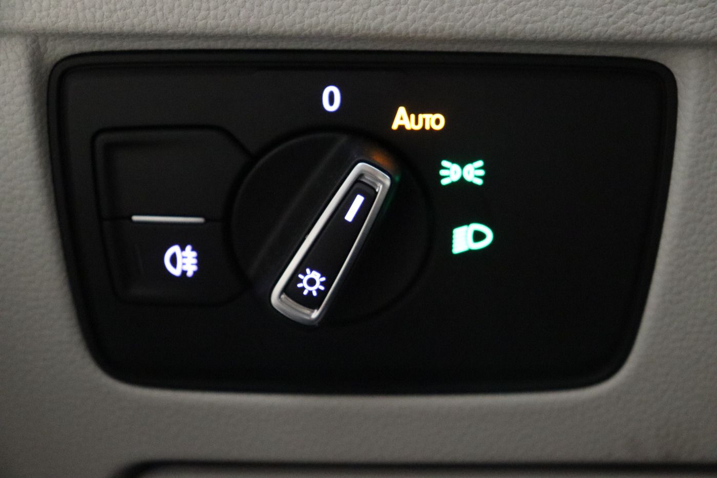Fahrzeugabbildung Volkswagen Passat Variant GTE DSG IQ.Light|Matrix|ACC