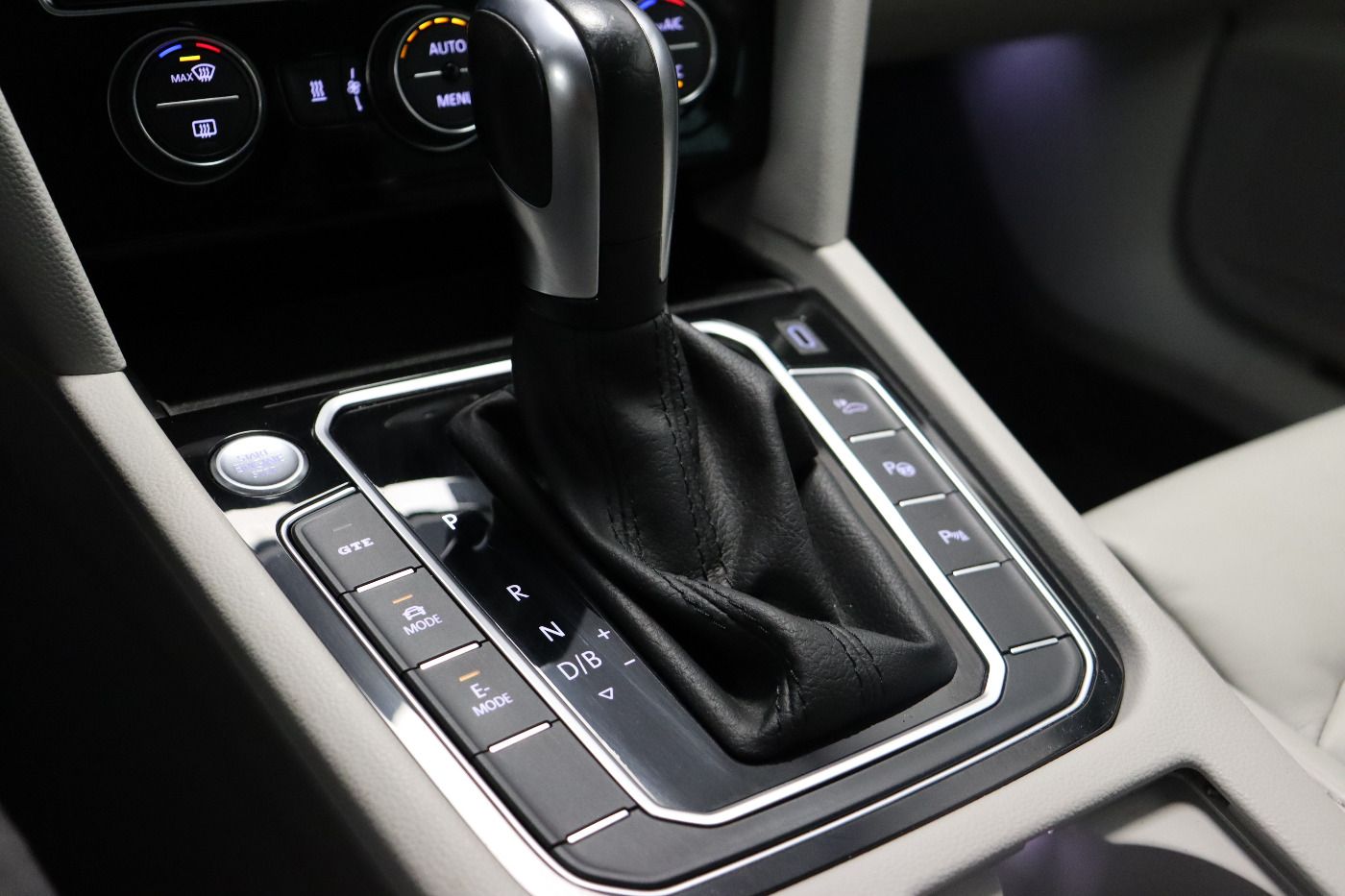 Fahrzeugabbildung Volkswagen Passat Variant GTE DSG IQ.Light|Matrix|ACC