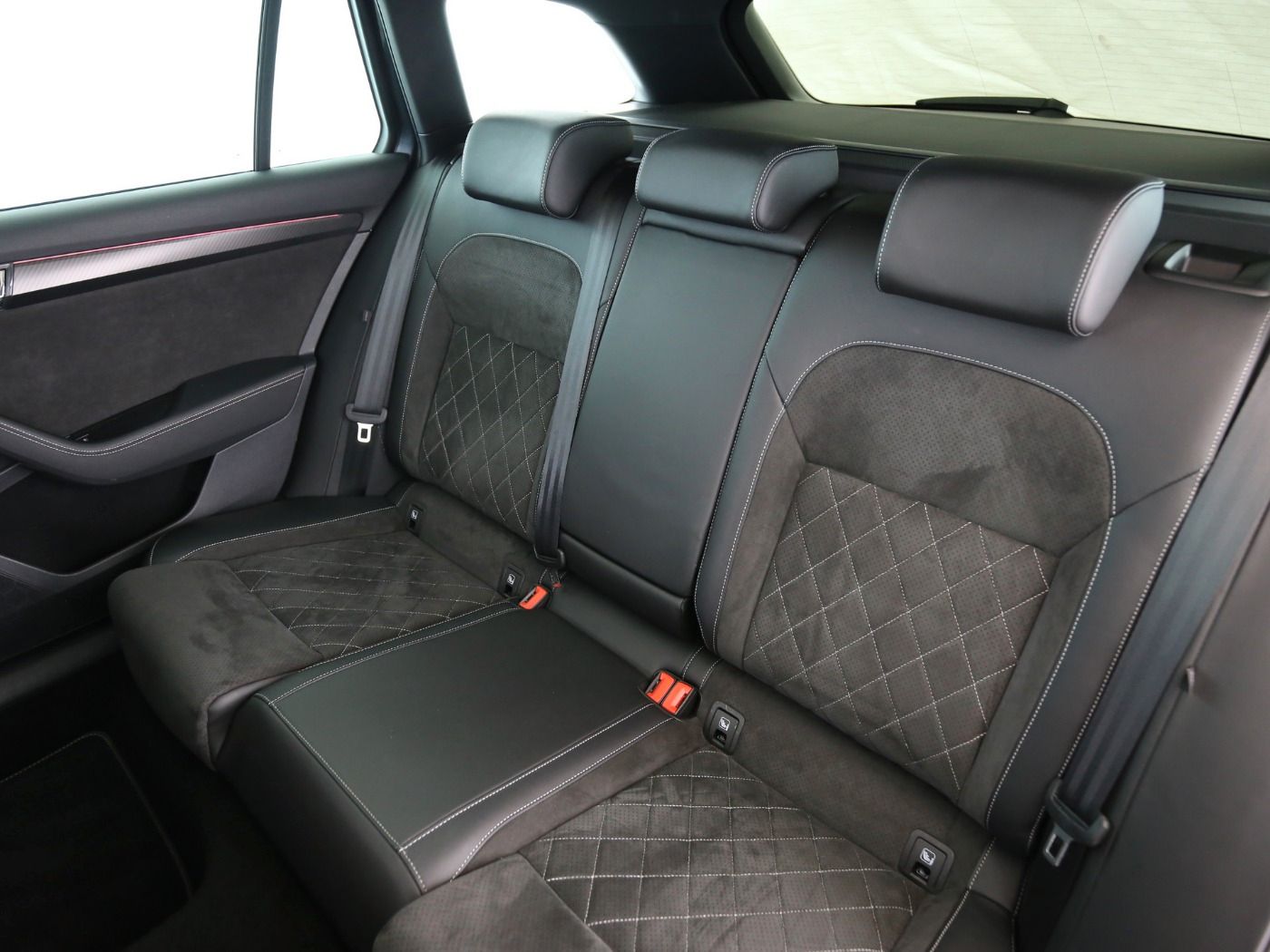 Fahrzeug autohaus mense Fahrzeugabbildung SKODA Superb Combi 2.0 TDI SportLine Pano|SD|ACC|LED