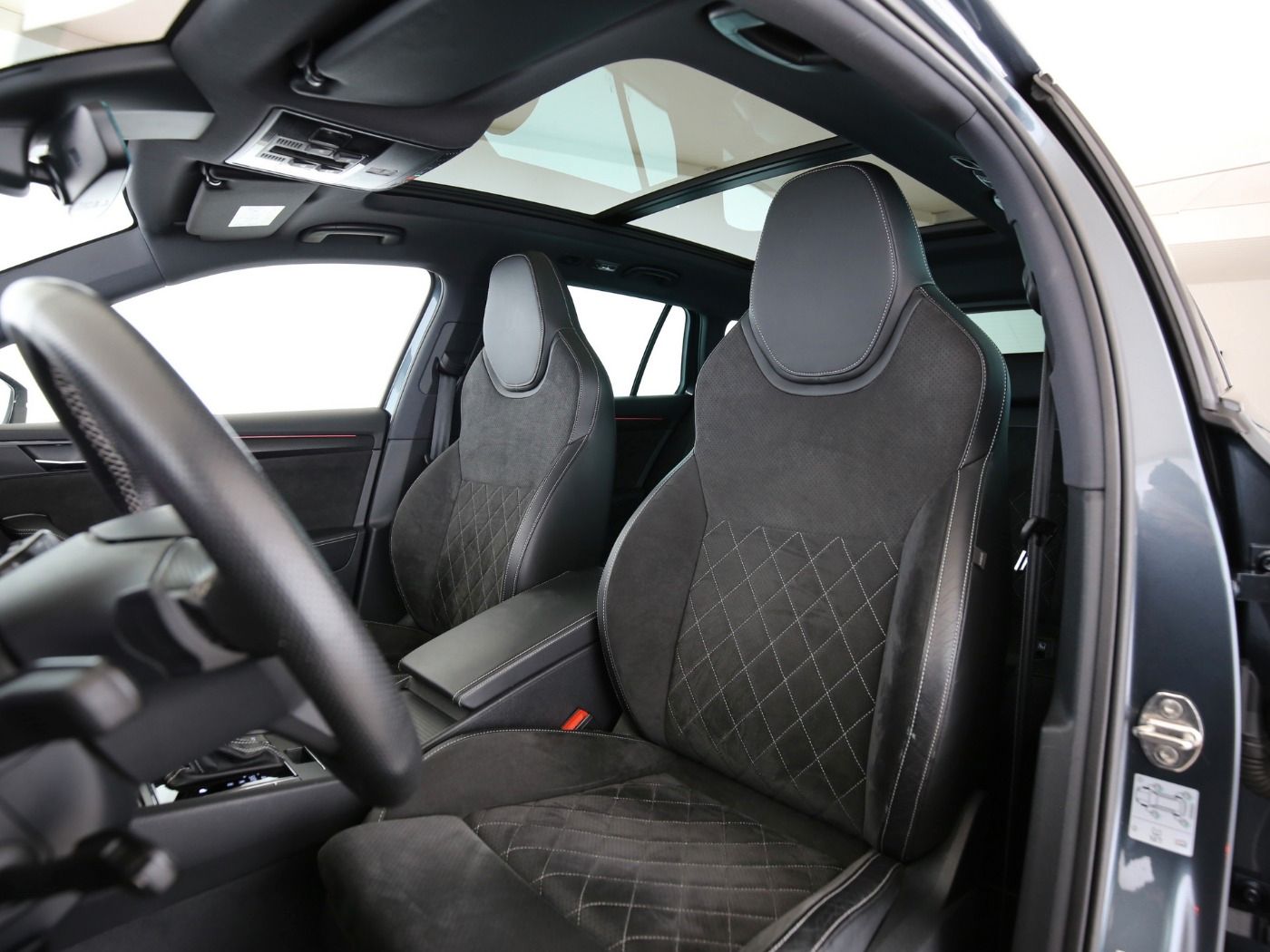 Fahrzeug autohaus mense Fahrzeugabbildung SKODA Superb Combi 2.0 TDI SportLine Pano|SD|ACC|LED