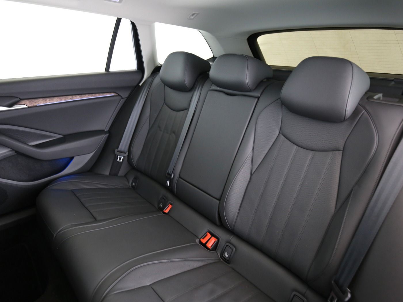 Fahrzeug autohaus mense Fahrzeugabbildung SKODA Superb Combi 110kW 2.0 TDI L&K Matrix|AHK|Pano