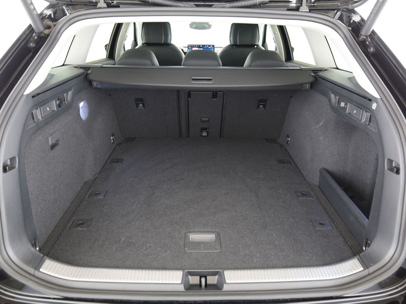 Fahrzeug autohaus mense Fahrzeugabbildung SKODA Superb Combi 110kW 2.0 TDI L&K Matrix|AHK|Pano