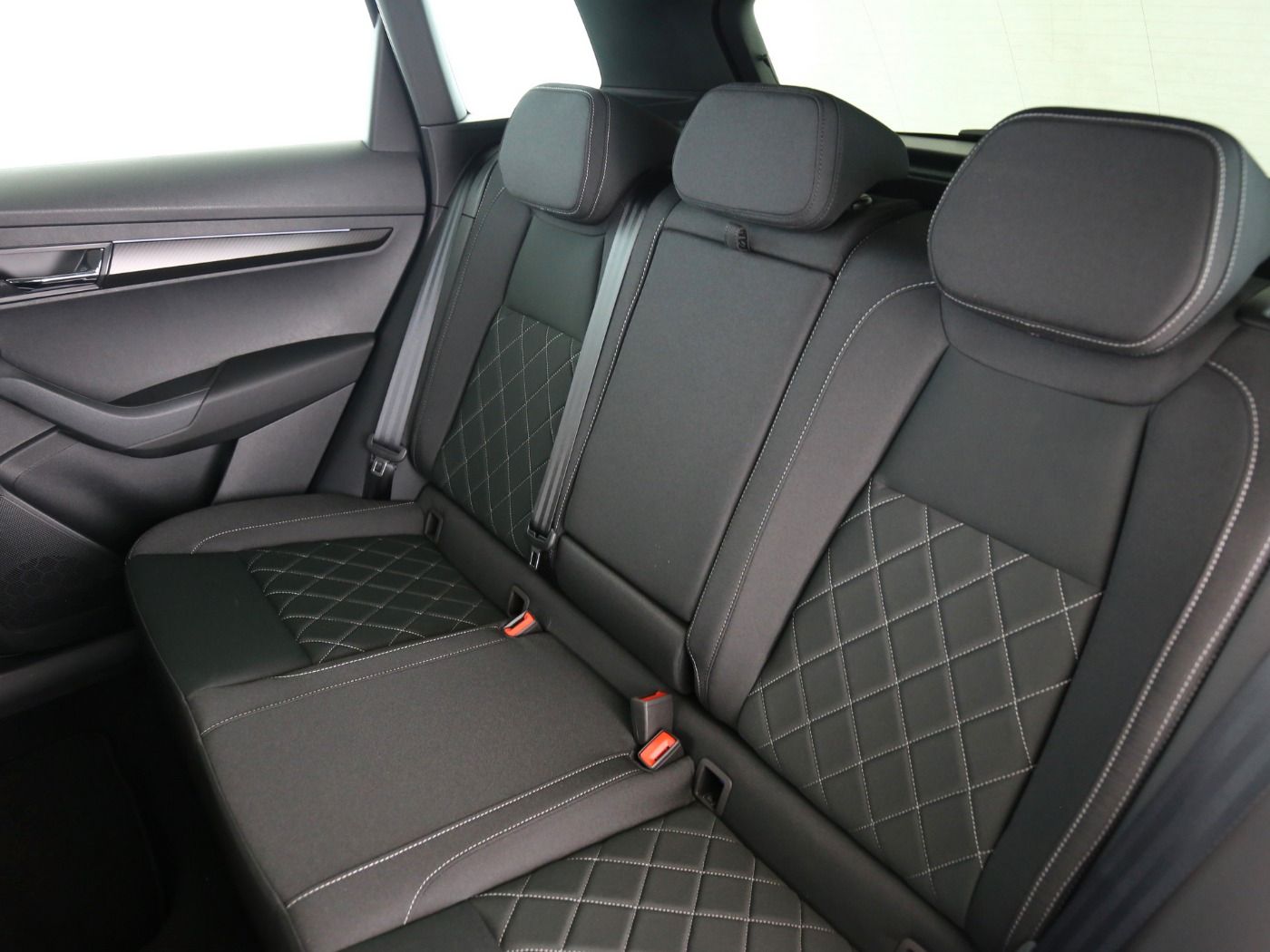Fahrzeugabbildung SKODA Karoq 1.5 TSI ACT Sportline Matrix|AHK|Pano|SD