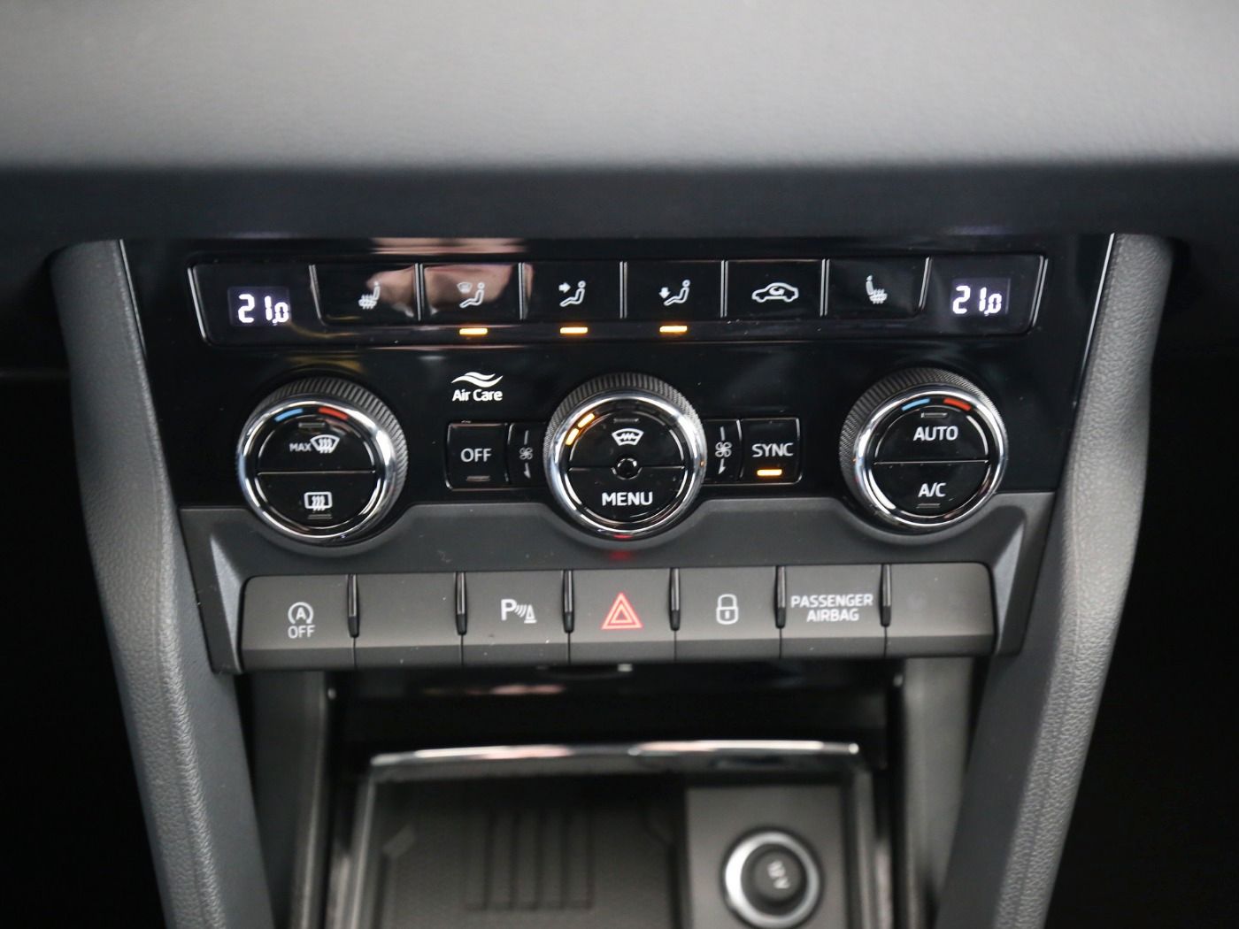 Fahrzeugabbildung SKODA Karoq 1.5 TSI ACT Sportline Matrix|AHK|Pano|SD