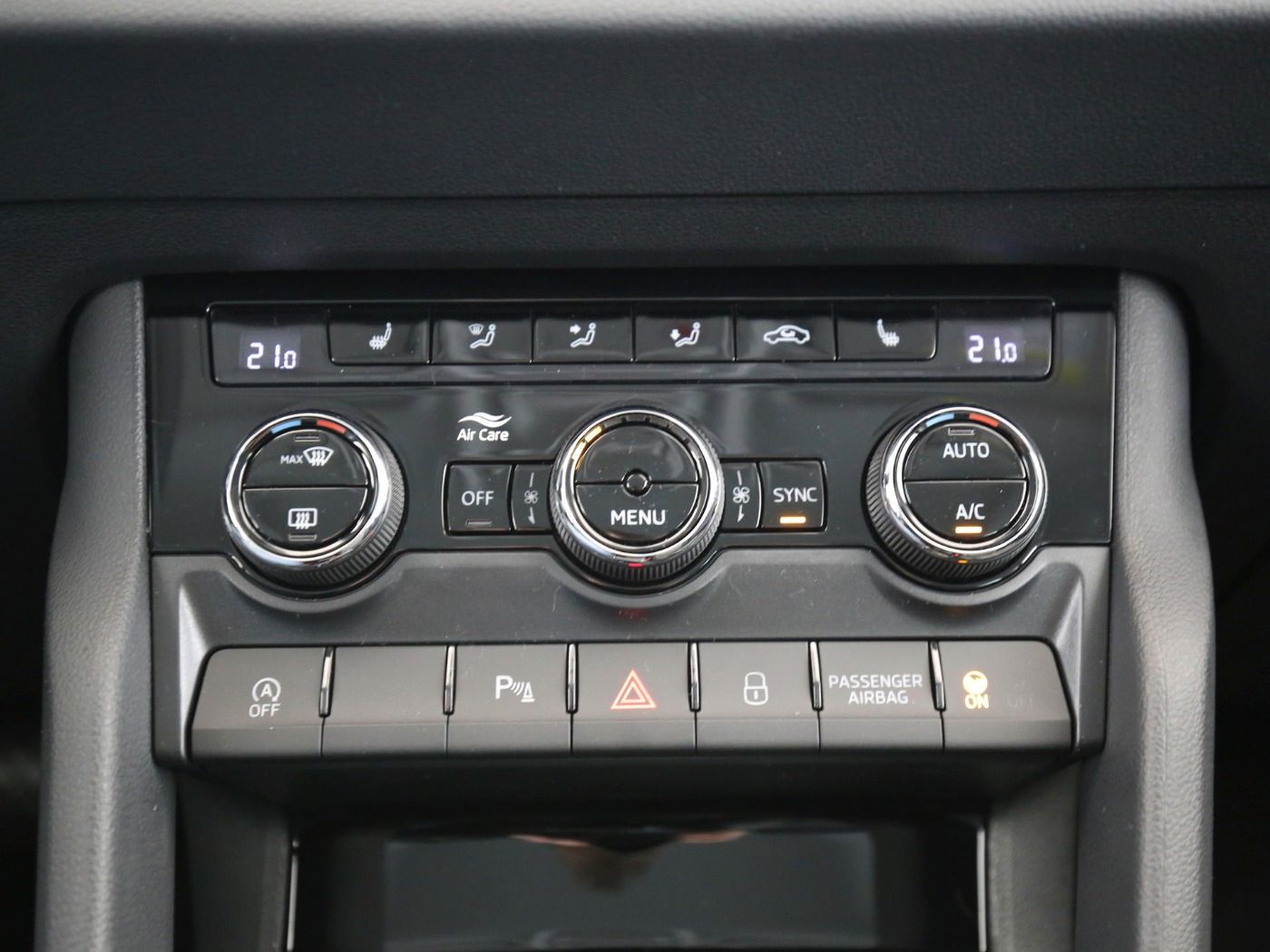 Fahrzeugabbildung SKODA Karoq 1.5 TSI ACT Selection AHK|ACC|LED|Navi|PDC
