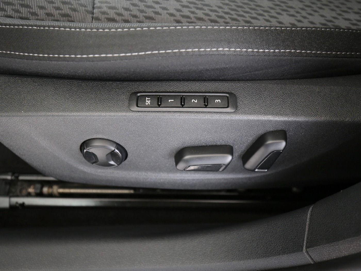 Fahrzeugabbildung SKODA Octavia Combi 1.4 TSI Style iV HUD|4xSHZG|ACC|LM